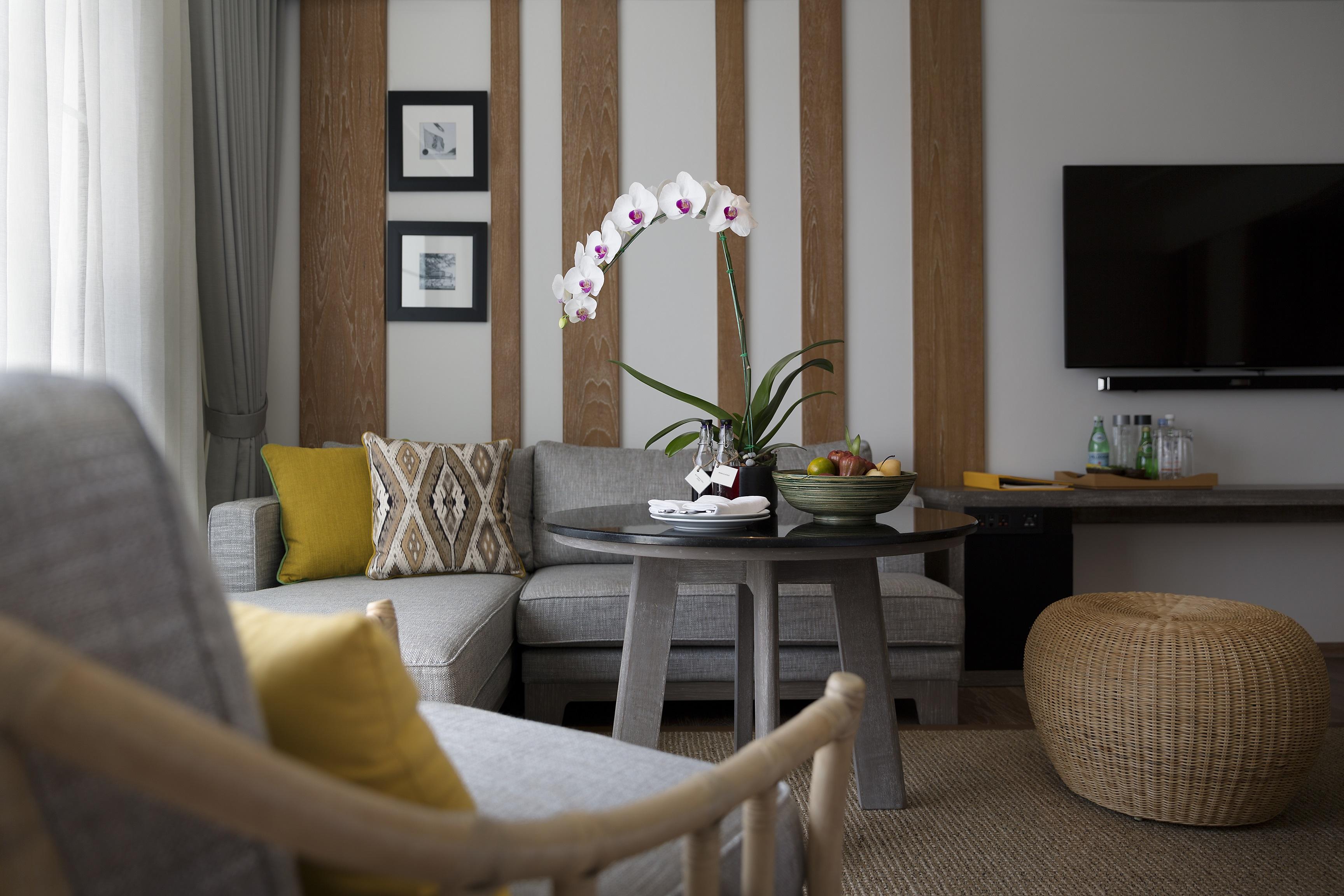 Отель The Nai Harn Экстерьер фото A living room at the hotel