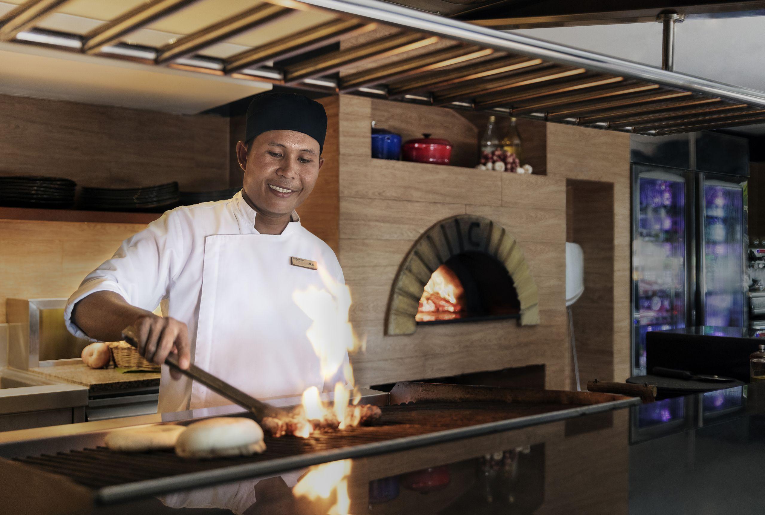 Отель The Nai Harn Экстерьер фото A chef cooking with a blowtorch