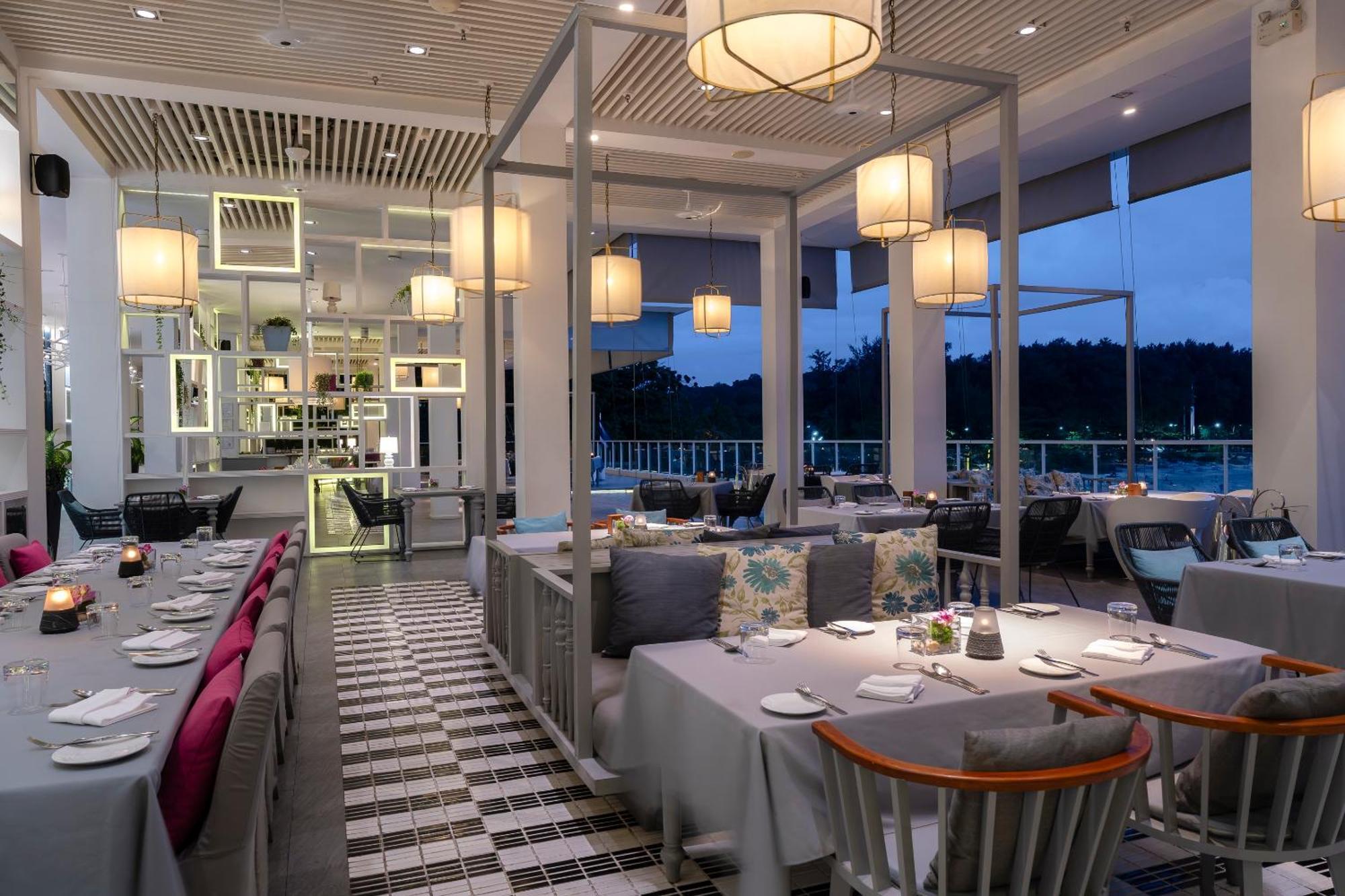 Отель The Nai Harn Экстерьер фото The Deck